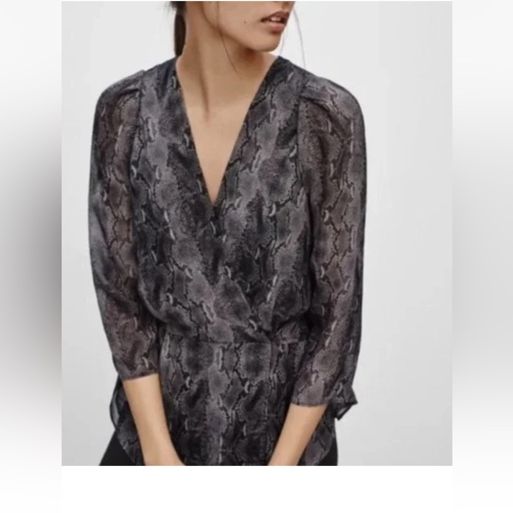Babaton silk snake print wrap 3/4 sleeve top size M ( NWOT). - Picture 1 of 5